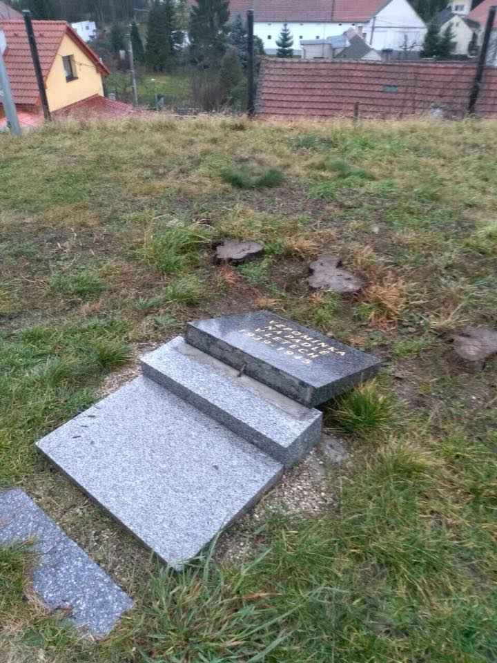 Kdo poničil plot i pomníček?