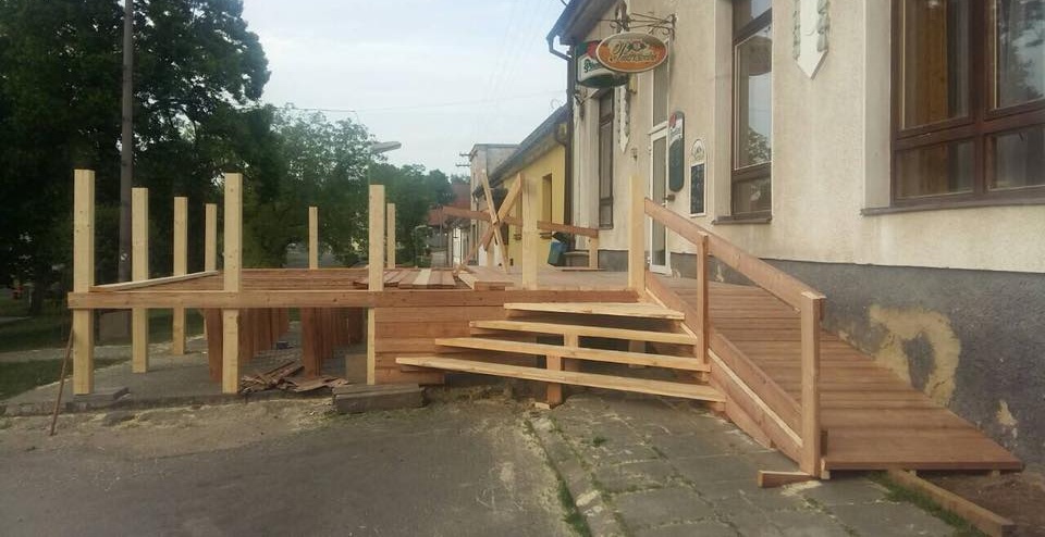U sokolovny se buduje zahrádka