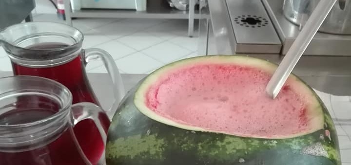 Melounování ve školní jídelně
