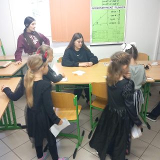 Halloweenské učení v kostýmech v ZŠ
