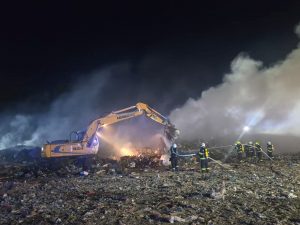 Naši hasiči u požáru skládky v Radimi