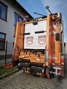 Naše nové popelářské auto už stojí před Dílnami